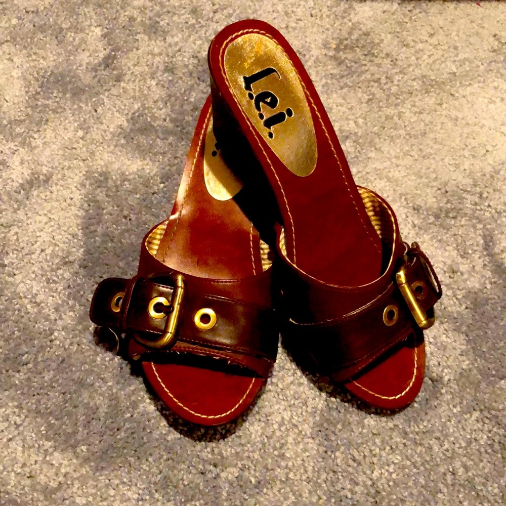 L.e.i. Size 5.5 Brown buckle sandals
